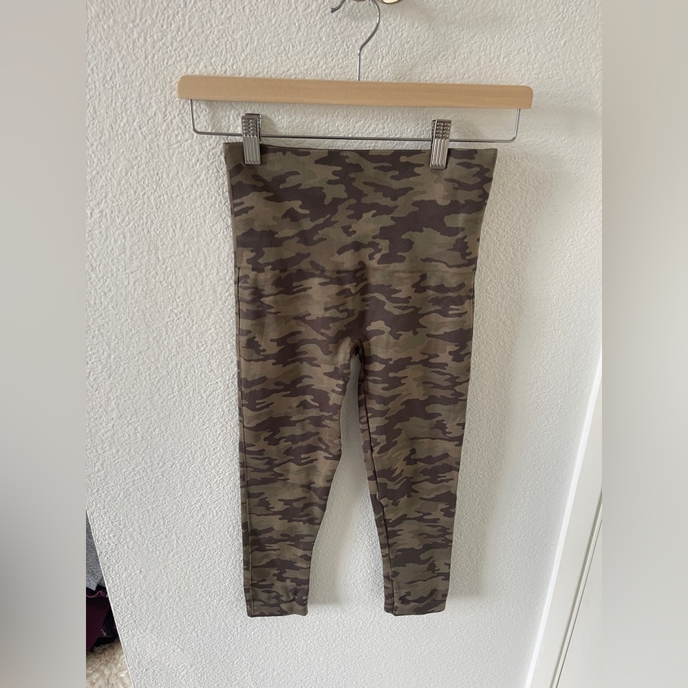Spanx Leggings Womens Large Green Cropped Capri Camo Print Seamless Athletic